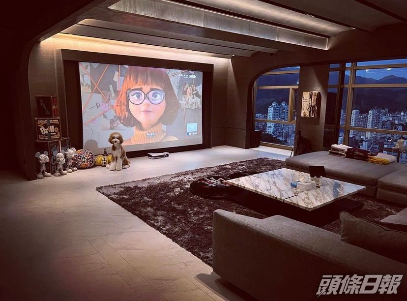 屋企好似電影院咁。